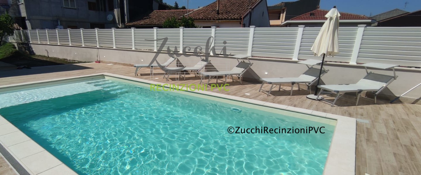 Piscina recintata con recinzioni pvc